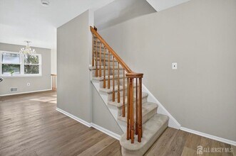 8 Wright Ct in East Brunswick, NJ - Building Photo - Building Photo