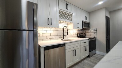 914 Concordia Ln, Unit 2nd fl in Clayton, MO - Foto de edificio - Building Photo