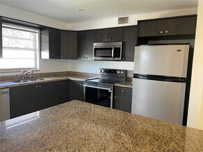 180 NE 12th Ave in Hallandale Beach, FL - Building Photo - Building Photo