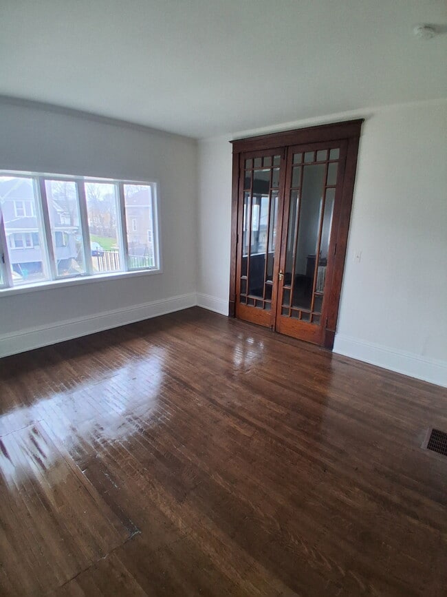 690 E Utica St, Unit 690 Upper in Buffalo, NY - Building Photo - Building Photo