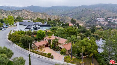 17589 Camino De Yatasto in Los Angeles, CA - Building Photo - Building Photo