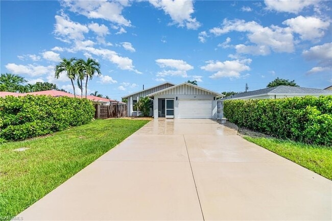 517 98th Ave N in Naples, FL - Foto de edificio - Building Photo