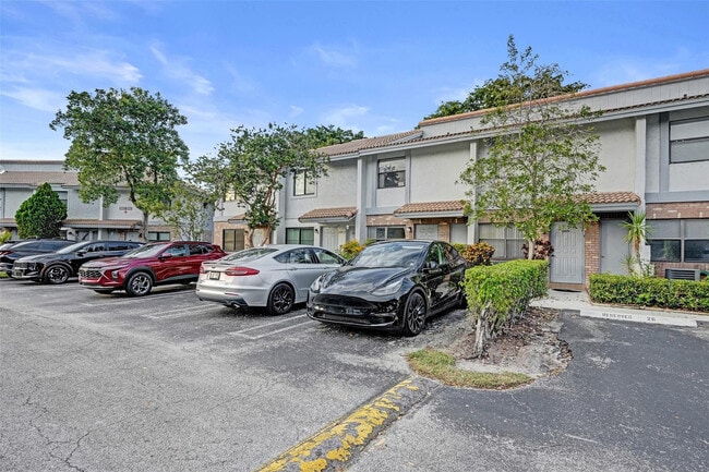 9851 Riverside Dr in Coral Springs, FL - Building Photo - Building Photo