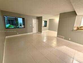 5220 Las Verdes Cir in Delray Beach, FL - Building Photo - Building Photo