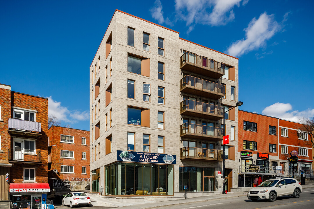 5715 De La Côte Des Neiges Ch in Montréal, QC - Building Photo