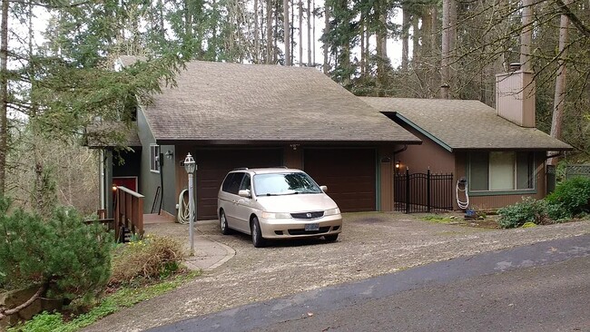 2736 Timberline Dr in Eugene, OR - Building Photo - Building Photo