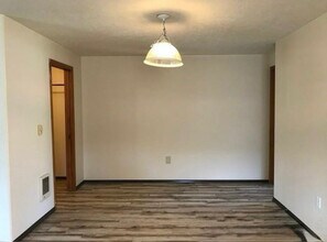 1401 W Locust St in Stayton, OR - Building Photo - Building Photo