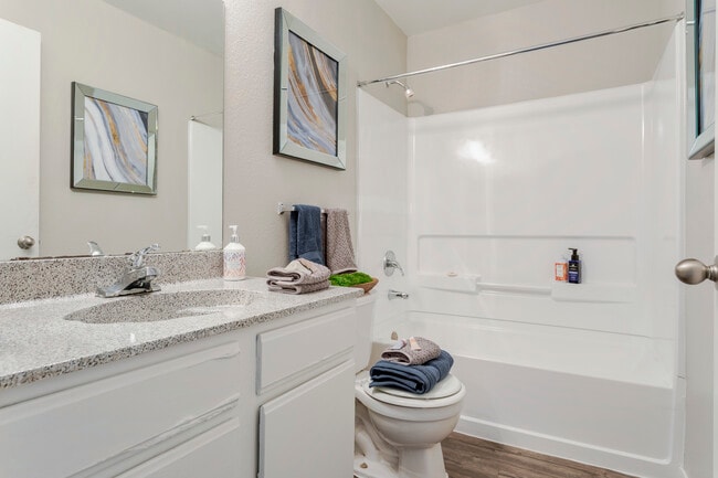 Greens of Hickory Trail in Dallas, TX - Building Photo - Interior Photo