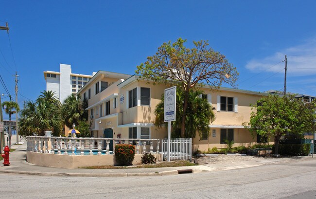 Granada Hall in Fort Lauderdale, FL - Foto de edificio - Building Photo