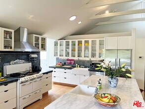 260 Entrada Dr in Santa Monica, CA - Building Photo - Building Photo
