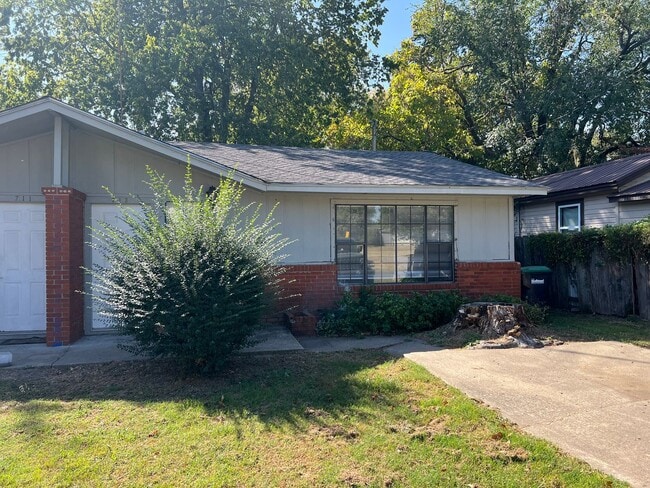 property at 713 W Delaware St