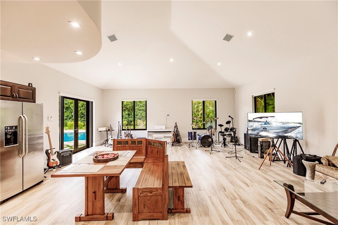 6901 Holatee Trail in Southwest Ranches, FL - Foto de edificio