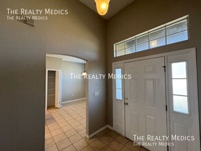 447 Cierra Oaks Cir in Lady Lake, FL - Foto de edificio - Building Photo