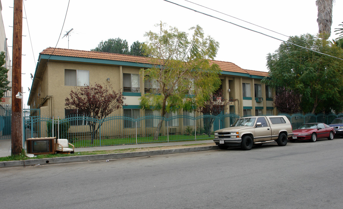 8600 Willis Ave in Panorama City, CA - Foto de edificio