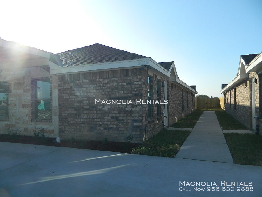 3215 Luz Divina St-Unit -C in Edinburg, TX - Building Photo