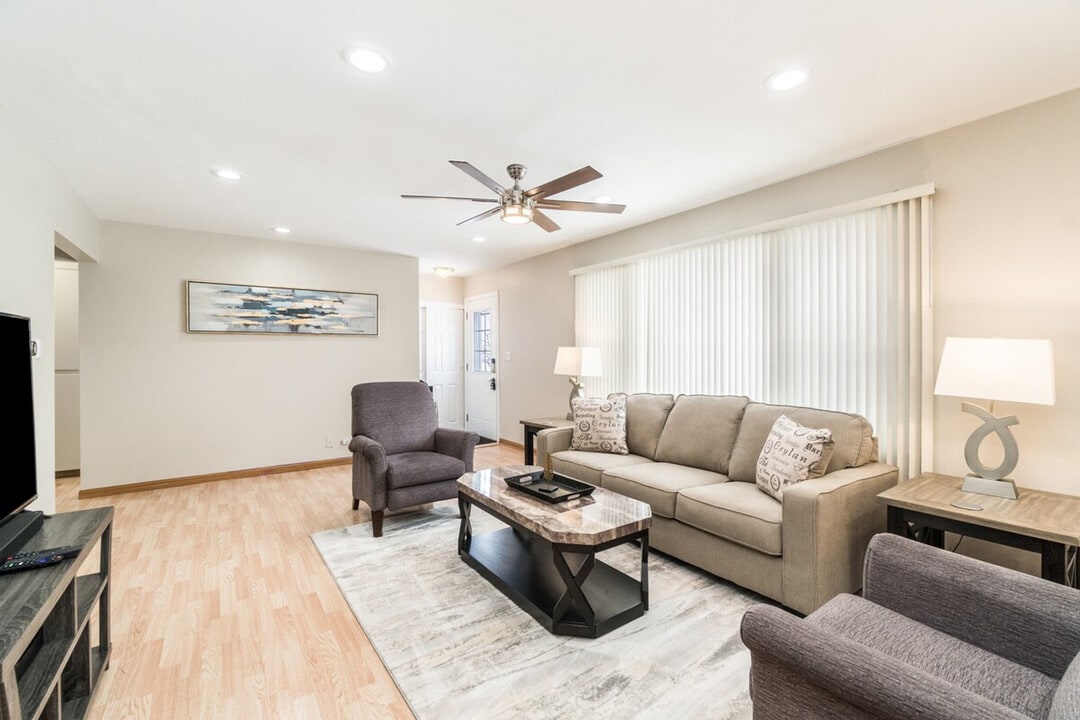 12 E Berkley Ln in Hoffman Estates, IL - Building Photo