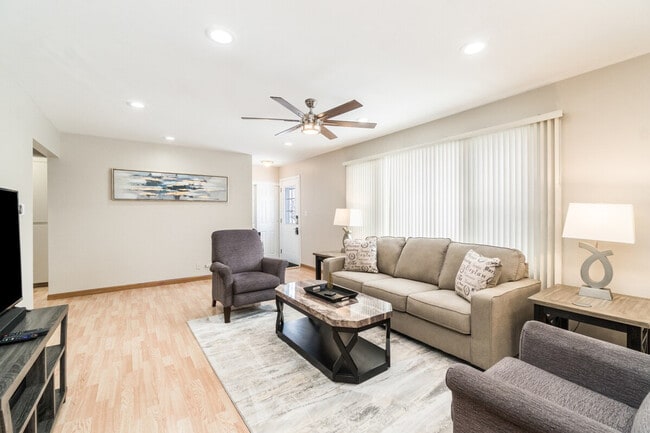 12 E Berkley Ln
