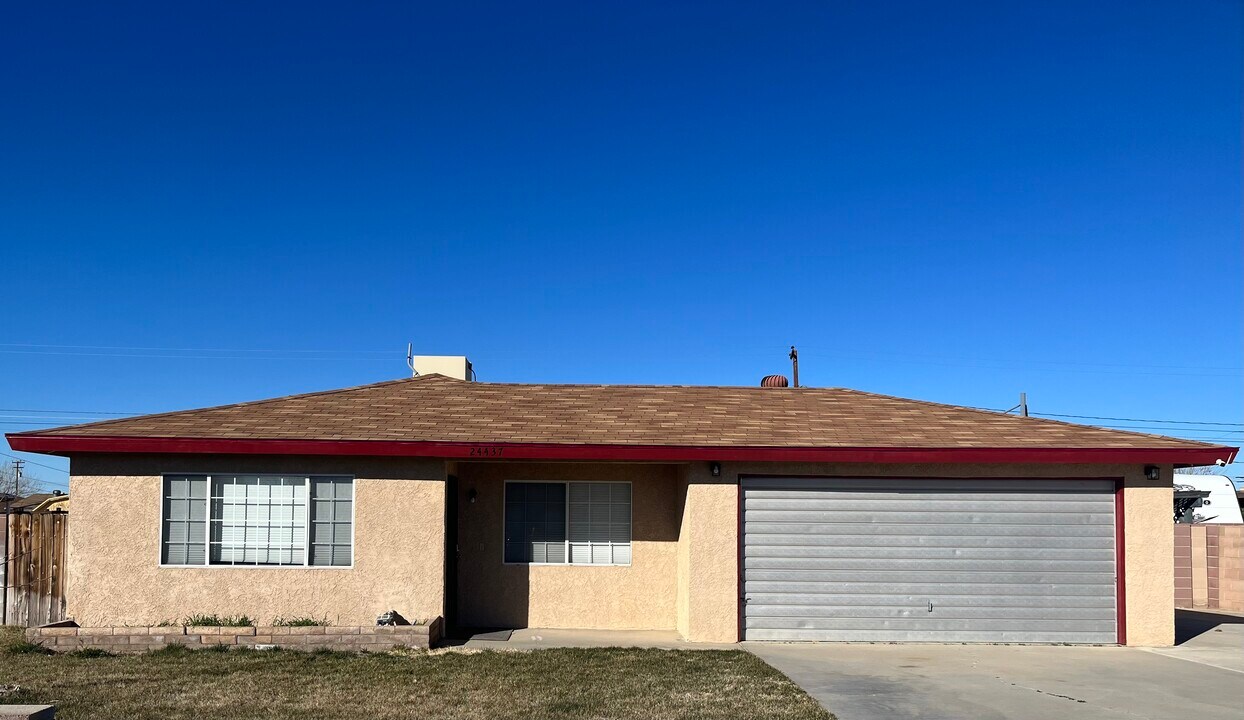 24437 Tamarisk Ave in Boron, CA - Building Photo