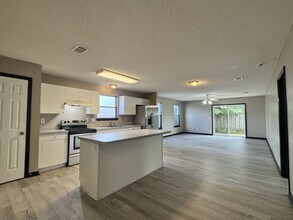 322 Apple Dr in Crestview, FL - Building Photo - Building Photo