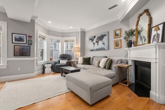 8 Pacific St, Unit 2 in Boston, MA - Foto de edificio - Building Photo