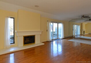 16 Heritage Vlg in Southbury, CT - Building Photo - Building Photo