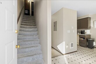 429 37th St SE, Unit 8 in Auburn, WA - Foto de edificio - Building Photo