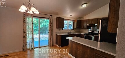 144 Belindy Cir in Grants Pass, OR - Building Photo - Building Photo