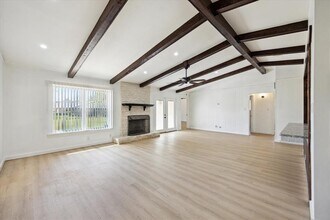 11802 Sleepy Hollow Rd in Manchaca, TX - Building Photo - Building Photo