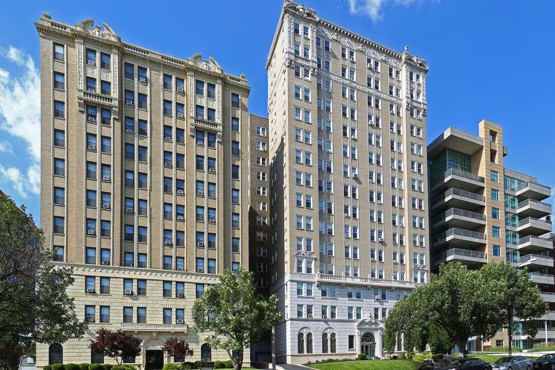President and Park Royal in St. Louis, MO - Building Photo
