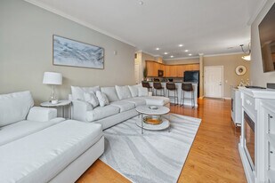 1 King Philip Dr in West Hartford, CT - Building Photo