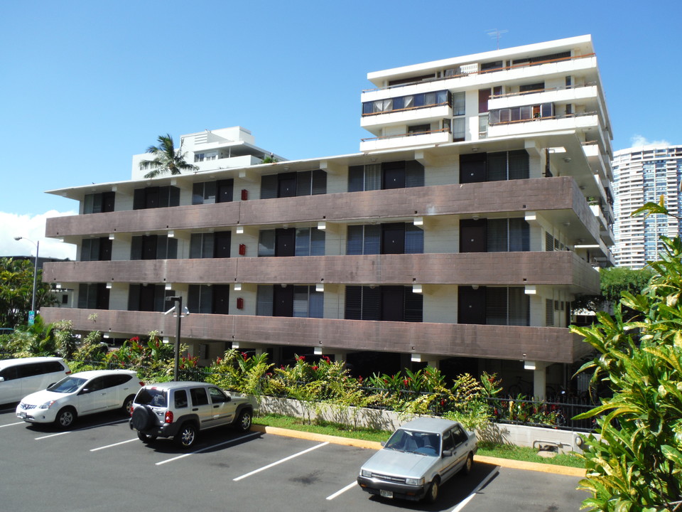 Dori Apartments in Honolulu, HI - Building Photo