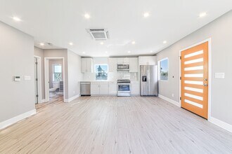 2914 E 5th St in Long Beach, CA - Building Photo - Building Photo