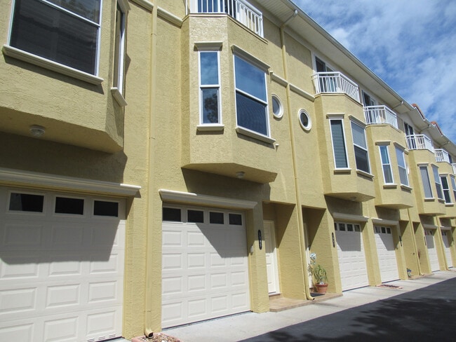 1045 Pinellas Bayway S in St. Petersburg, FL - Building Photo - Building Photo