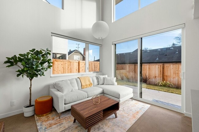 property at 4809 N Kerby Ave