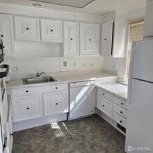 14 Sussex Way in Monroe Township, NJ - Building Photo - Building Photo