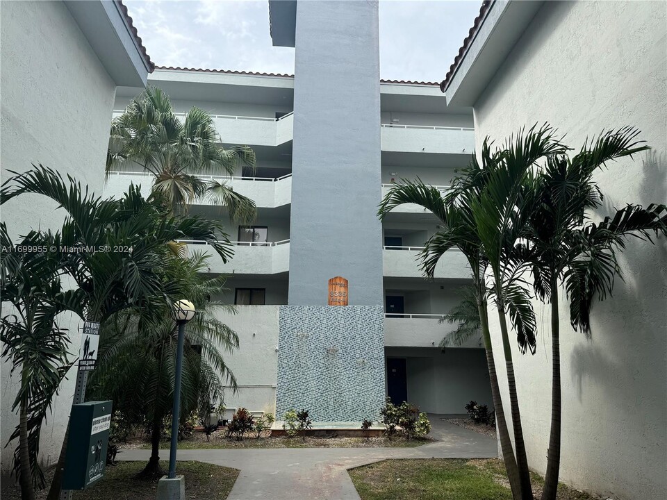 8335 SW 152nd Ave in Miami, FL - Foto de edificio