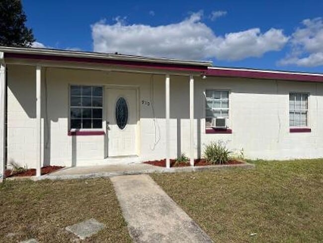 910 Crawford St in Deltona, FL - Building Photo - Building Photo