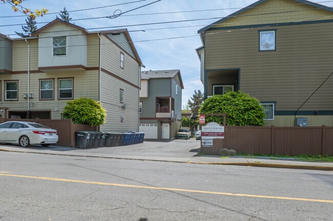 Ambaum Townhomes in Burien, WA - Building Photo - Building Photo