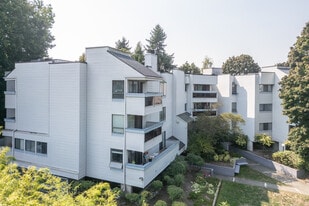8760 Blundell Rd in Richmond, BC - Building Photo