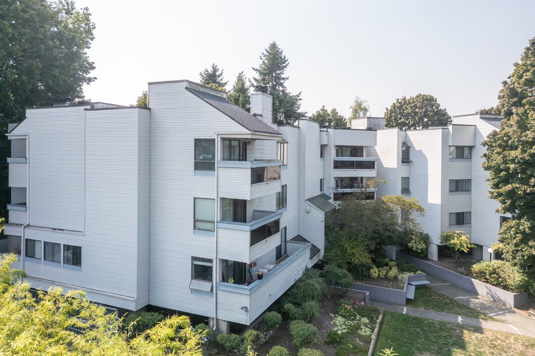8760 Blundell Rd in Richmond, BC - Building Photo