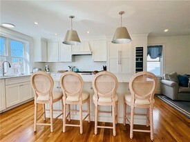 11 W Narragansett Ave in Newport, RI - Building Photo