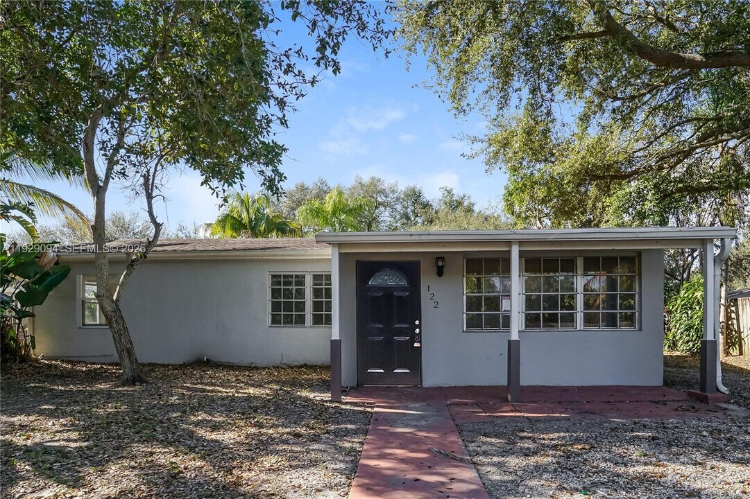 122 Allen Rd in West Park, FL - Building Photo