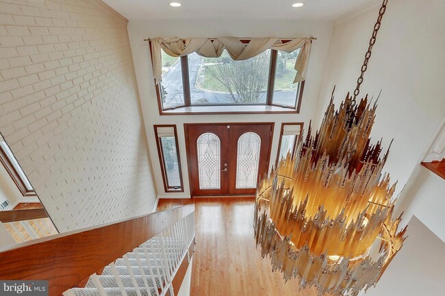 9801 Clydesdale St in Potomac, MD - Foto de edificio - Building Photo