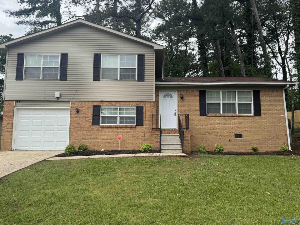 2611 Hilltop Terrace NW in Huntsville, AL - Building Photo