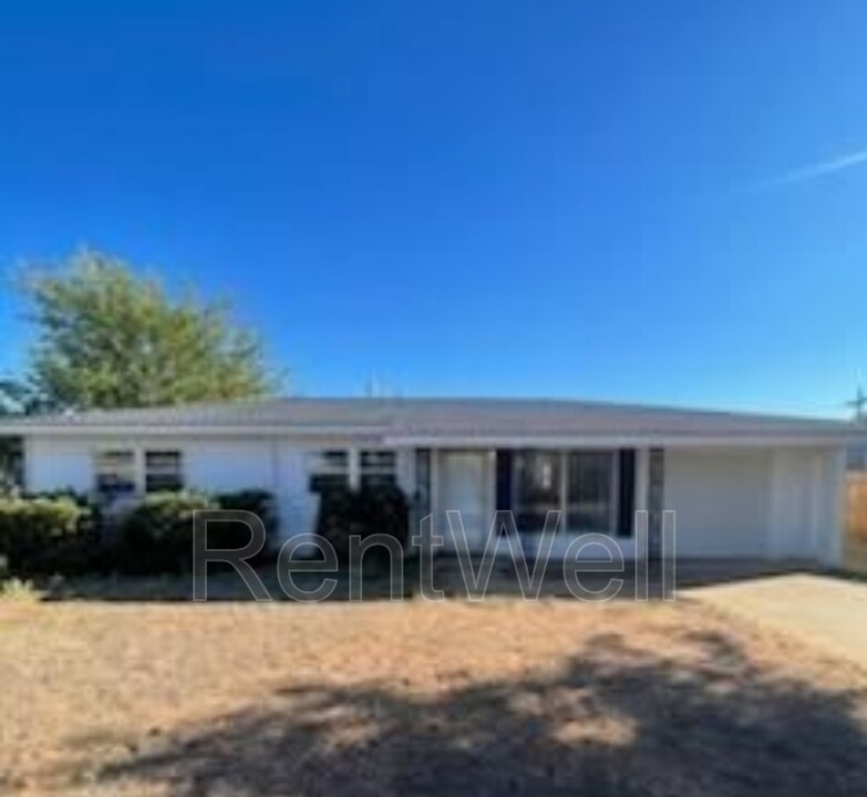 704 Yucca Ln in Brownfield, TX - Foto de edificio