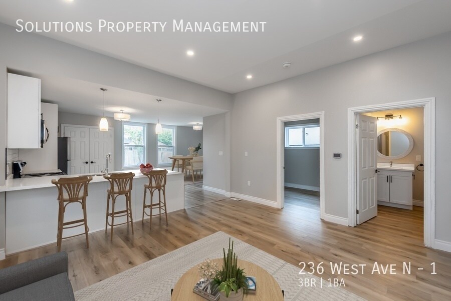 236 West Avenue N in Hamilton, ON - Building Photo