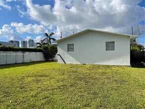 27 NW 41st St in Miami, FL - Building Photo - Building Photo