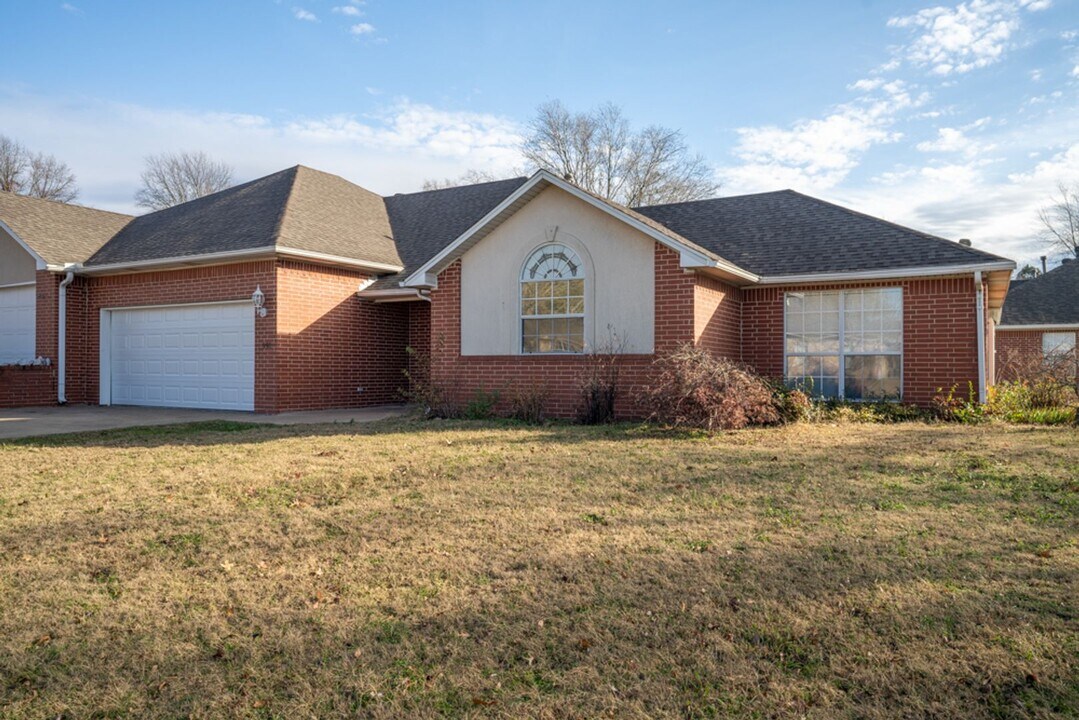 99 San Jose Dr in Springdale, AR - Building Photo