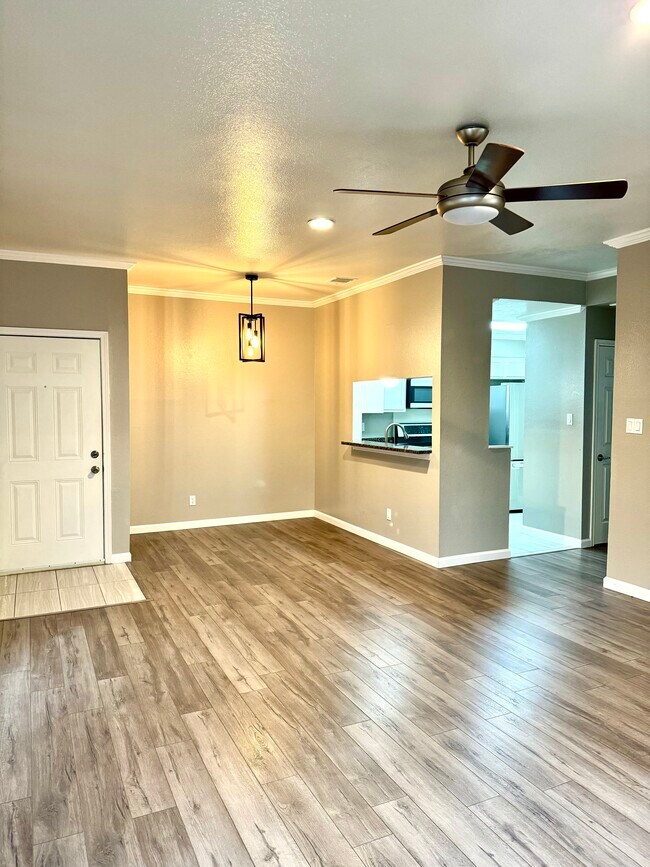 11839 Parliament St in San Antonio, TX - Foto de edificio - Building Photo