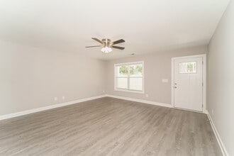 8610 North Dr in Mount Pleasant, NC - Foto de edificio - Building Photo